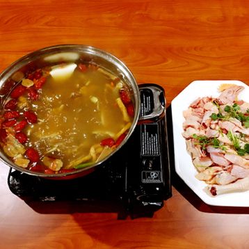 T20-2 Chicken Pot with Chinese Herb  (Whole)
