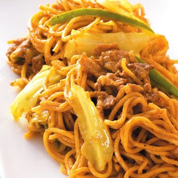 F10.Curry Chicken or Beef Chow Mein