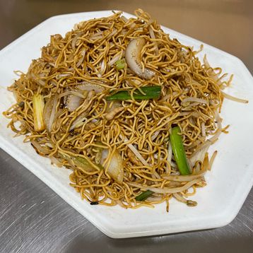 F16. Shredded Pork Chow Mein (肉絲炒麵)