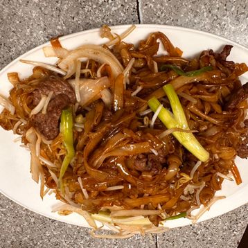 Fried Rice Noodle with Beef