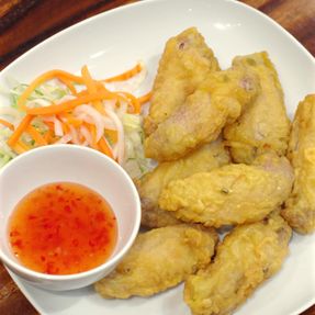 Fried Chicken Wings with Garlic Butter Sauce (8 pcs) (Cánh gà chiên sốt bơ tỏi)