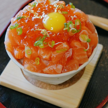 Mini Salmon & Ikura w/ quail egg Don