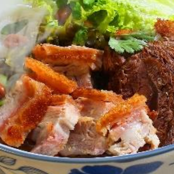 A11 Classic Rice Noodle Soup w/Beef and Crispy Pork