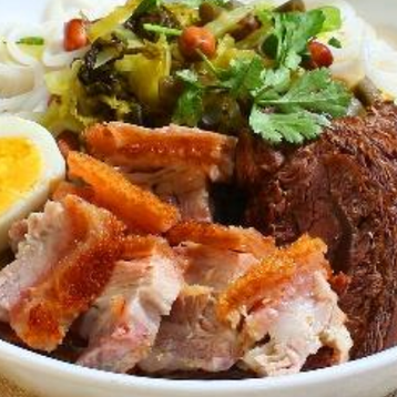 B9 Classic Crispy Pork+Beef w/sauce