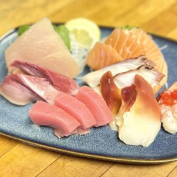 Deluxe Assorted Sashimi (18Pcs)
