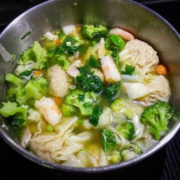 R4.Wonton Soup With Veggie (XL)