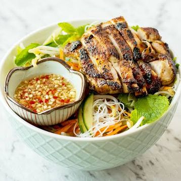 P28.Grilled Lemongrass Chicken Noodles (XL)